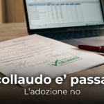 Documento di collaudo firmato con timbro verde su una scrivania, laptop sullo sfondo con un foglio di calcolo ancora aperto: il collaudo tecnico non garantisce l’adozione reale