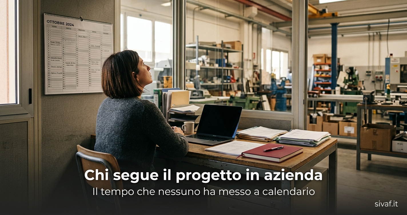 Persona alla scrivania in un ufficio di produzione davanti a un calendario con blocchi di tempo vuoti - referente interno progetto gestionale