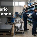 Inventario di magazzino di fine anno in un'azienda di produzione: due addetti contano componenti a scaffale con un lettore di codici a barre